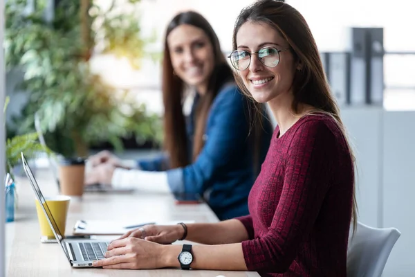 Aufnahme Von Zwei Befreundeten Jungen Geschäftsfrauen Die Mit Laptop Arbeiten — Stockfoto