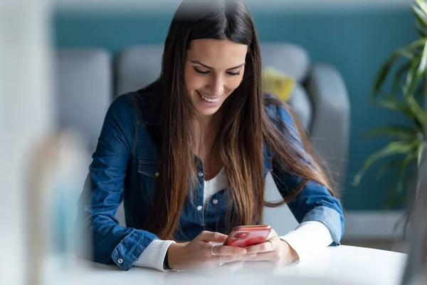 Aufnahme Einer Lächelnden Jungen Geschäftsfrau Die Nachrichten Mit Dem Handy — Stockfoto