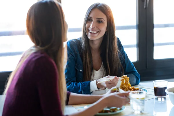 Colpo Due Belle Amiche Sorridenti Che Mangiano Cibo Giapponese Mentre — Foto Stock