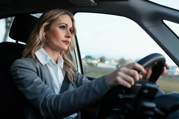 Schuss Von Schönen Reifen Frau Steuer Ihres Autos Der Stadt — Stockfoto