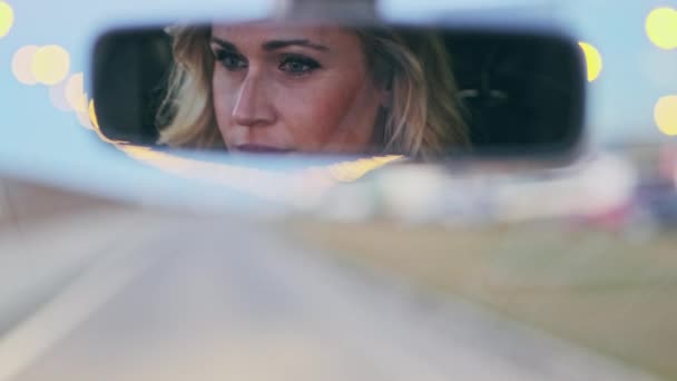 在城市开车时 从后视镜中可以看到漂亮成熟女人的倒影 — 图库视频影像