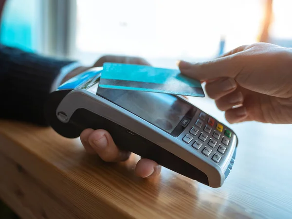 Close Cliente Usando Seu Cartão Crédito Para Fazer Pagamento Com — Fotografia de Stock