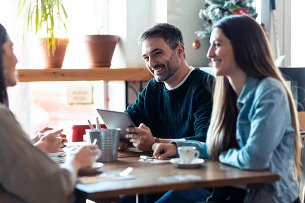 Tiro Amigos Felices Grupo Comiendo Hamburguesas Mientras Habla Trabajo Usando — Foto de Stock