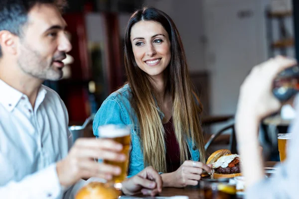 Colpo Attraente Giovani Amici Gruppo Mangiare Hamburger Mentre Parla Divertirsi — Foto Stock