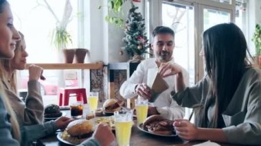 Şoför onu eve götürürken olgun bir iş kadınının akıllı telefonuyla mesajlar gönderdiğini gösteren bir video..