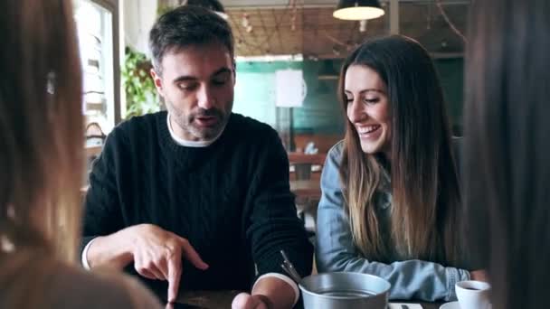 Videó Boldog Barátok Csoport Eszik Hamburgert Miközben Beszél Munkáról Digitális — Stock videók