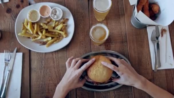 Vidéo Jeunes Amis Attrayants Groupe Manger Des Hamburgers Tout Parlant — Video