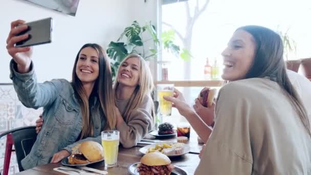 Video Happy Group Friends Taking Selfie Smart Phone While Eating — Stock Video