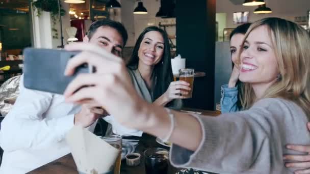 Vidéo Heureux Groupe Amis Prenant Selfie Avec Téléphone Intelligent Tout — Video