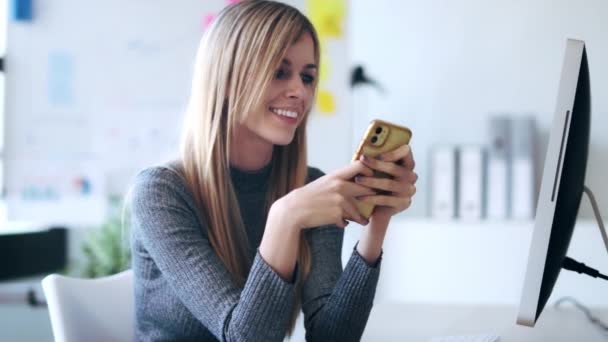 Video Usměvavé Mladé Obchodní Žena Pomocí Svého Mobilního Telefonu Při — Stock video