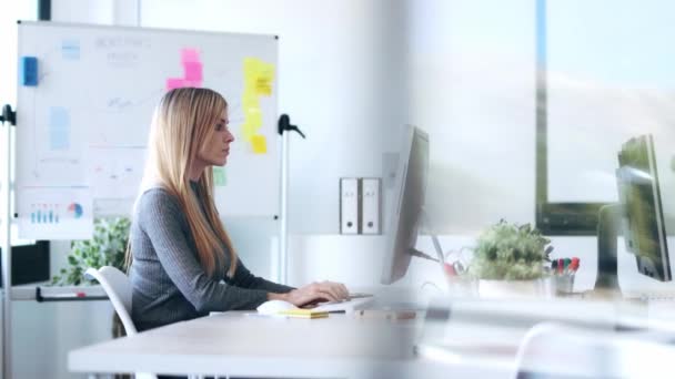 Vidéo Jeune Femme Affaires Concentrée Travaillant Avec Ordinateur Bureau — Video