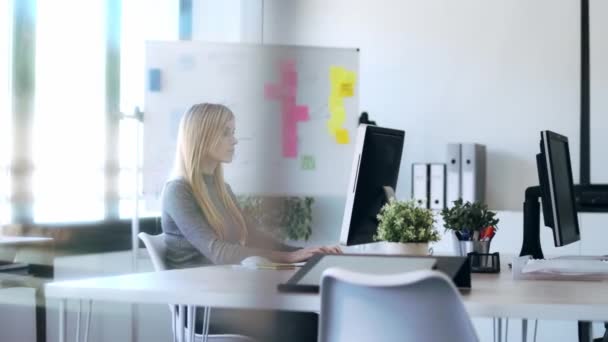 Vídeo Uma Jovem Empresária Concentrada Trabalhando Com Computador Escritório — Vídeo de Stock