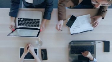 Ofiste yeni projelerinden bahsederken dizüstü bilgisayarlarla çalışan sıradan iş adamlarının videosu..