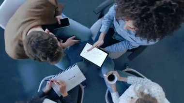 Ofiste yeni projelerinden bahsederken dijital tabletle çalışan sıradan iş adamlarının videosu..