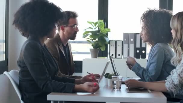 일상적 사업을 사람들이 노트북을 가지고 일하면서 사무실에서 새로운 프로젝트를 모습을 — 비디오