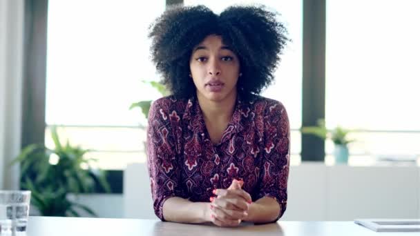 Vídeo Bela Afro Jovem Mulher Acenando Mão Enquanto Faz Videochamada — Vídeo de Stock