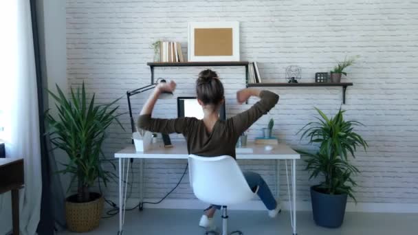 Vídeo Bela Mulher Negócios Esticando Corpo Para Relaxar Enquanto Trabalhava — Vídeo de Stock