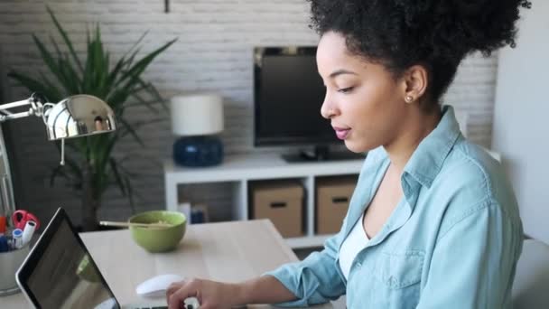 Video Vackra Unga Afro Affärskvinna Som Arbetar Med Laptop Sitter — Stockvideo