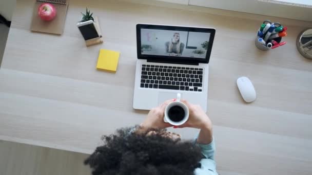 Video Der Schönen Jungen Afro Geschäftsfrau Die Videotelefonie Mit Laptop — Stockvideo