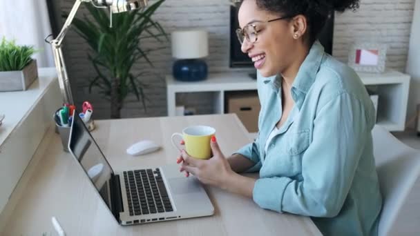 Vídeo Bela Jovem Afro Mulher Negócios Fazendo Videochamada Com Laptop — Vídeo de Stock