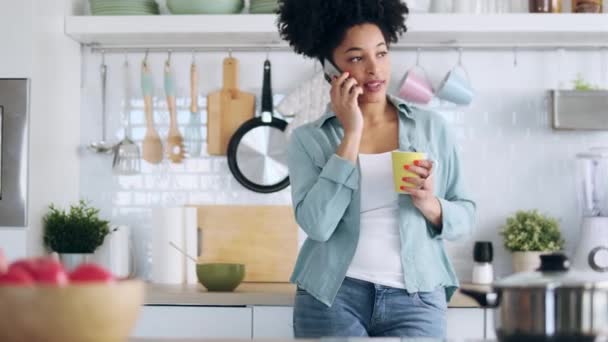 Video Wanita Muda Tersenyum Berbicara Dengan Ponselnya Sambil Minum Secangkir — Stok Video