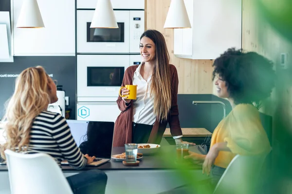 Prise Vue Trois Femmes Entrepreneures Intelligentes Parlant Pendant Une Pause — Photo