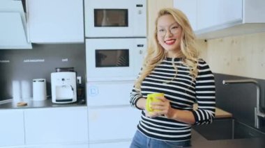 İki zeki girişimci kadının dinlenirken konuştuğu ve birlikte çalıştıkları mutfakta kahvaltı ettikleri bir video..