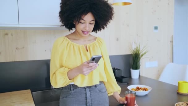 Wideo Piękną Afro Kobieta Wysyłanie Wiadomości Smartfonem Podczas Picia Herbaty — Wideo stockowe