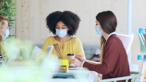 Vidéo Femmes Affaires Multiethniques Portant Masque Chirurgical Travaillant Avec Des — Video