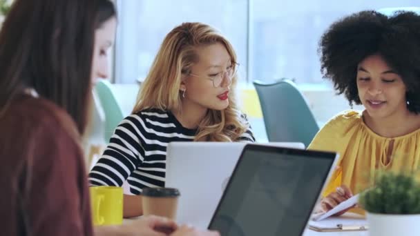 Video Von Zufälligen Multiethnischen Geschäftsfrauen Die Mit Laptops Arbeiten Während — Stockvideo