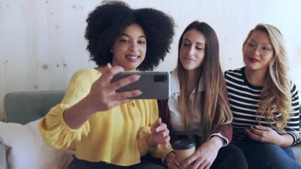 Videó Mosolygós Vállalkozó Multietnikus Nők Hogy Egy Szelfi Okos Telefon — Stock videók