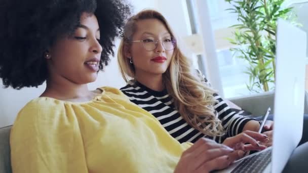 Video Mujeres Negocios Multiétnicos Casuales Que Trabajan Con Computadoras Portátiles — Vídeos de Stock