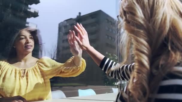 Videó Két Barátjáról Amint Megérintik Kezét Egy Üvegablak Választja Társadalmi — Stock videók