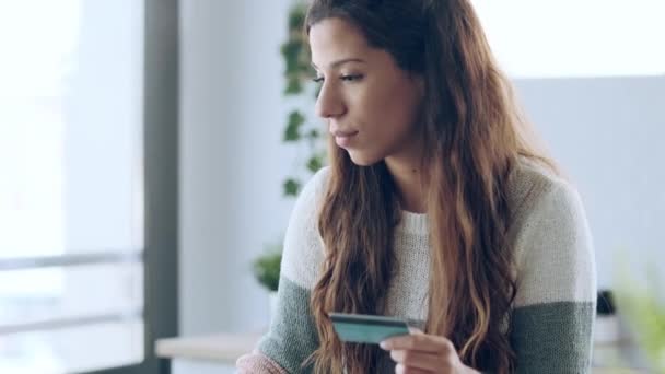 Vidéo Mignonne Jeune Femme Tenant Une Carte Crédit Blanche Pour — Video