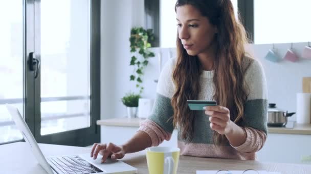 Vídeo Uma Jovem Bonita Segurando Cartão Crédito Branco Para Compras — Vídeo de Stock