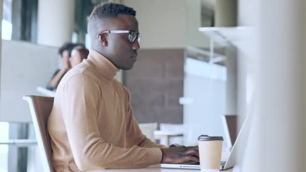 Yerinde Laptopla Çalışan Konsantre Siyahi Adamının Videosu — Stok video