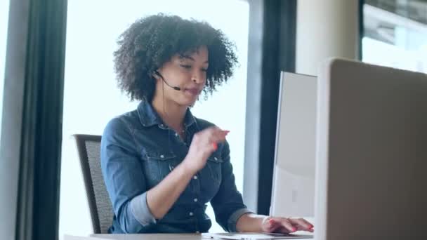 Vídeo Bela Mulher Negócios Afro Trabalhando Digitando Com Laptop Enquanto — Vídeo de Stock