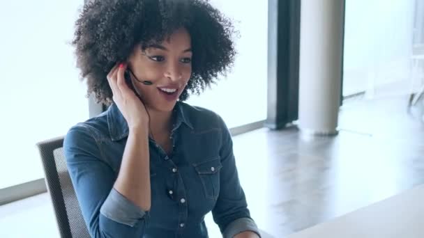 Video Krásné Afro Obchodní Žena Pracující Psaní Notebookem Při Rozhovoru — Stock video