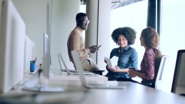 Vídeo Empresários Multiétnicos Trabalhando Com Laptops Enquanto Falam Novos Projetos — Vídeo de Stock