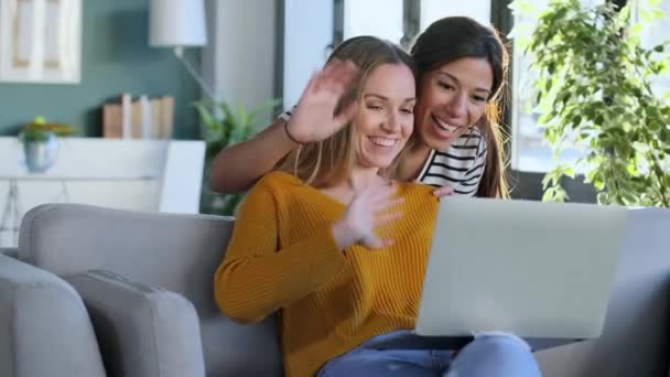 Vídeo Duas Mulheres Bonitas Felizes Usando Computador Planejar Suas Férias — Vídeo de Stock