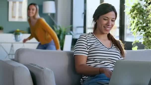 Vidéo Deux Belles Femmes Heureuses Faisant Appel Vidéo Avec Ordinateur — Video