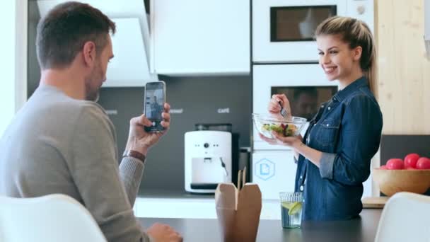 Vídeo Casal Bonito Engraçado Comer Tirar Fotos Com Smartphone Cozinha — Vídeo de Stock