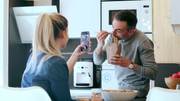 Video Von Lustigem Süßen Paar Beim Essen Und Fotografieren Mit — Stockvideo