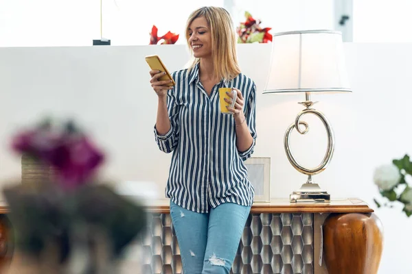 Tiro Mujer Joven Sonriente Hablando Con Teléfono Móvil Mientras Está —  Fotos de Stock
