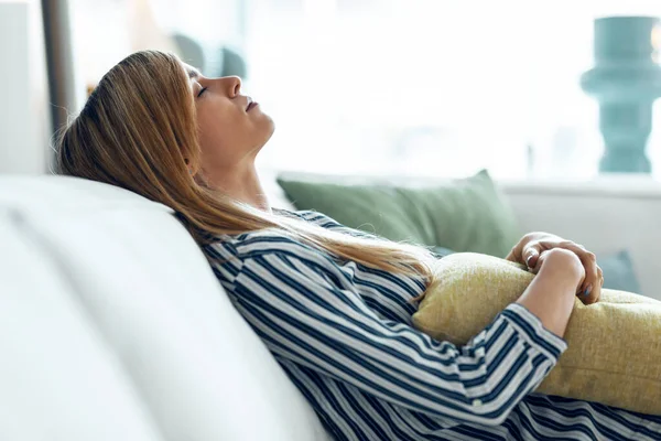 Skott Ung Trött Kvinna Avkopplande Soffan Med Kudde För Magont — Stockfoto