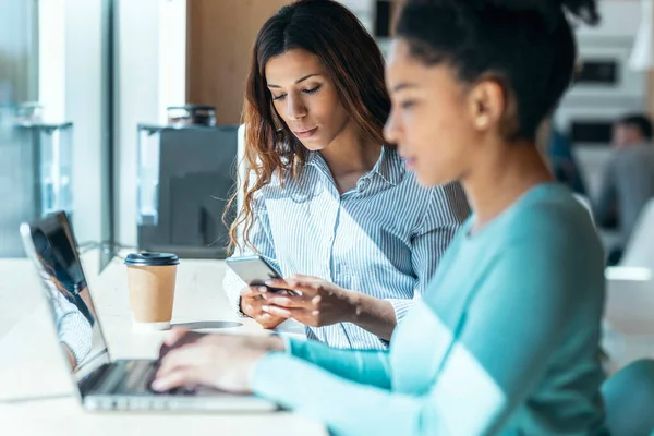 Fotografía Mujeres Negocios Multiétnicas Casuales Que Trabajan Con Computadoras Portátiles —  Fotos de Stock