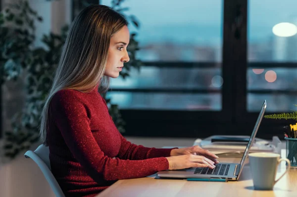 Colpo Giovane Donna Affari Concentrata Che Lavora Con Computer Portatile — Foto Stock