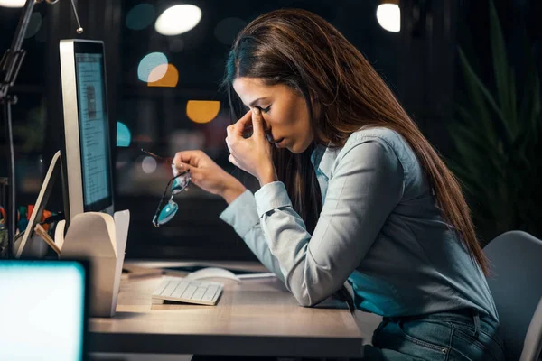 Skott Trött Affärskvinna Med Nacksmärta Ser Obehagligt När Arbetar Med — Stockfoto