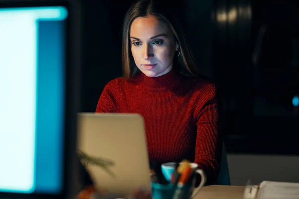 Skott Koncentrerad Ung Affärskvinna Som Arbetar Med Bärbar Dator Kontoret — Stockfoto
