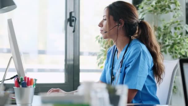 Vídeo Bela Médica Trabalhando Digitando Com Computador Consulta — Vídeo de Stock